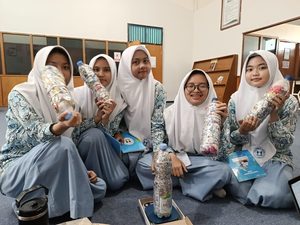 Ecobrick yang Menghubungkan Rumah dan Kelas 8 Fatimah Az Zahra