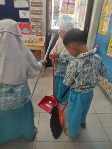 Membangun Kepedulian Lingkungan melalui Pembiasaan Piket Kelas