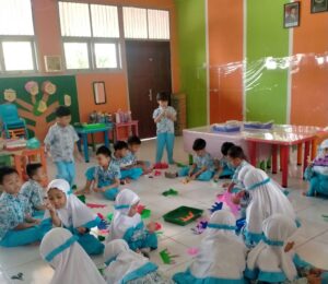 Menumbuhkan Budaya Literasi anak melalui pembelajaran kreatif di PGTK Al Muslim