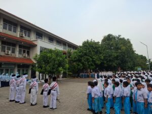 Belajar Tanggung Jawab dan Disiplin, Peserta Didik Kelas 4 Bertugas dalam Upacara Hari Senin